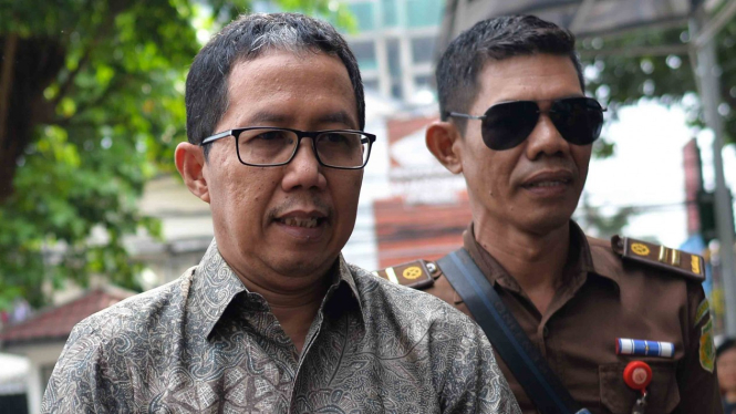 Mantan pelaksana tugas (Plt) Ketua Umum PSSI Joko Driyono (kiri) bersiap mengikuti sidang perdana kasus dugaan penghilangan barang bukti pengaturan skor di Pengadilan Negeri Jakarta Selatan, Jakarta, Senin, 6 Mei 2019.