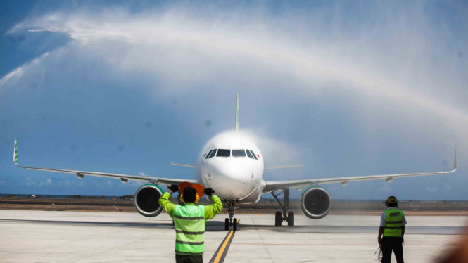 Pesawat komersial Citilink dengan rute penerbangan HLP- YIA mendarat di Bandara YIA saat penerbangan perdana di Bandara Yogyakarta International Airport (YIA), Kulonprogo, DI Yogyakarta, Senin, 6 Mei 2019.