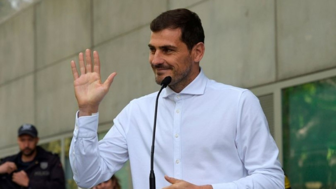 Iker Casillas saat keluar rumah sakit