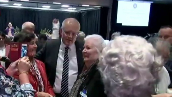 PM Scott Morrison sedang ngobrol dengan anggota organisasi wanita ketika seseorang melemparinya telur dari belakang.