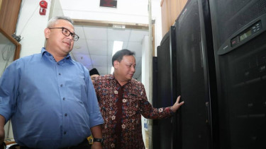 Ketua KPU dan Ketua Bawaslu melihat ruangan server KPU/Ilustrasi.