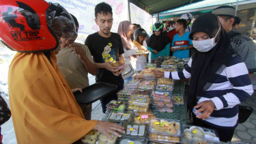 Sejumlah warga memadati lapak pedagang takjil di Kota Gorontalo, Gorontalo, Senin, 6 Mei 2019.