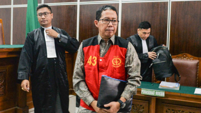 Mantan pelaksana tugas (Plt) Ketua Umum PSSI Joko Driyono (tengah) mengikuti sidang perdana kasus dugaan penghilangan barang bukti pengaturan skor di Pengadilan Negeri Jakarta Selatan, Jakarta