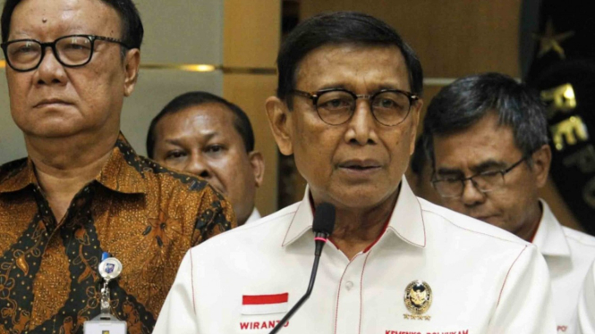 Menko Polhukam Wiranto (kanan) didampingi Mendagri Tjahjo Kumolo memberikan keterangan seusai memimpn rapat koordinasi dengan kementerian dan instansi di Kantor Kemenko Polhukam, Jakarta