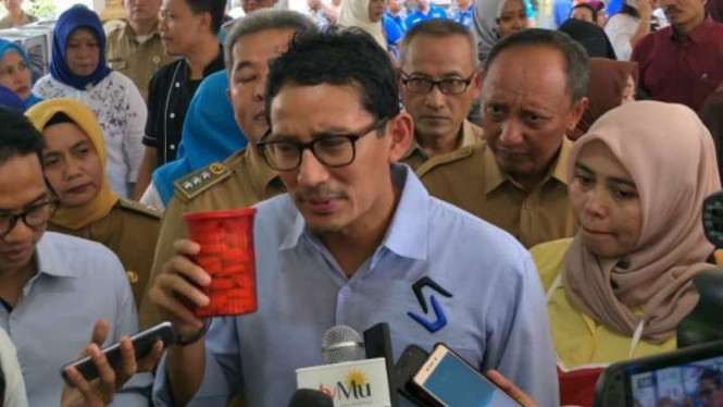 Sandiaga Uno saat membeli kue kering untuk kado ultah Gubernur Anies Baswedan.