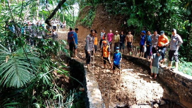 Jembatan ambruk di Tabanan Bali, Selasan 7 Mei 2019.