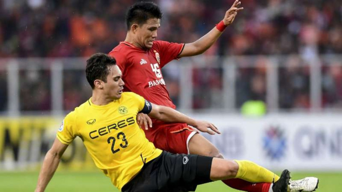 Pemain Persija Jakarta, Sandi Darma Sute (kanan).