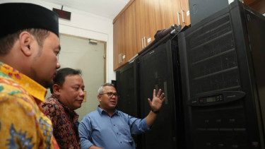Ketua KPU dan Ketua Bawaslu melihat ruangan server KPU