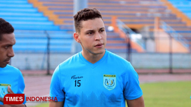 Rafael Gomez de Oliveira menjalani latihan perdana di Stadion Surajaya Lamongan, Selasa (7/5/2019). (FOTO: MFA Rohmatillah/TIMES Indonesia)