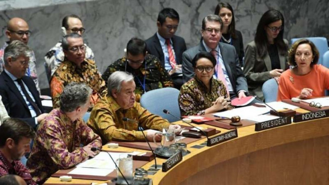 Para pemimpin delegasi Sidang Dewan Keamanan PBB di New York berbaju batik.