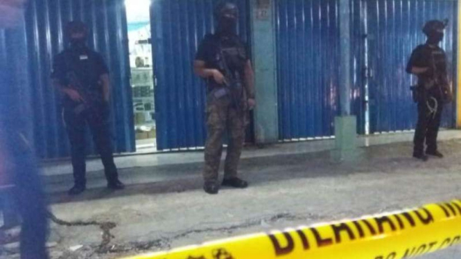 Densus 88 geledah gerai ponsel di Bekasi, Rabu, 8 Mei 2019.