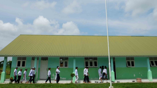 Sejumlah santri Pesantren Al Hidayah bersiap masuk ke dalam kelas di Desa Sei Me