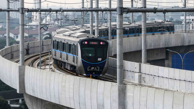 Rangkaian kereta Moda Raya Terpadu (MRT) Lebak Bulus-Bundaran HI melintas di Stasiun Fatmawati, Jakarta