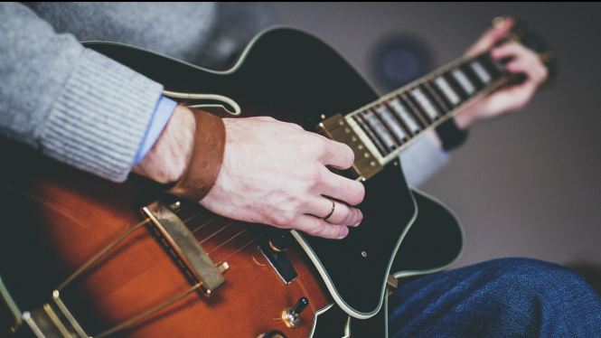 Ilustrasi bermain gitar.