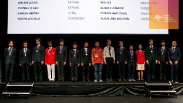 Penyerahan medali peserta Asian Physics Olympiad 2019