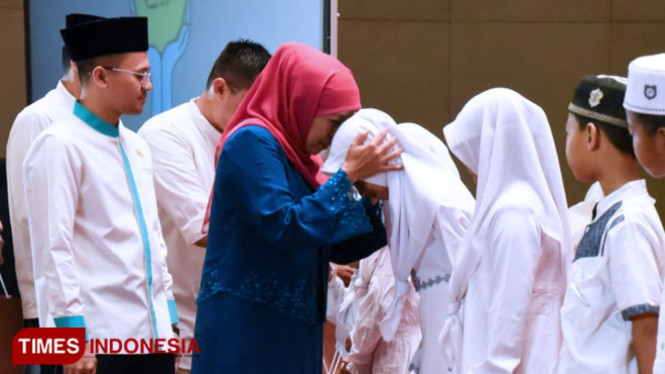 Gubernur Hj Khofifah turut memberi santunan dalam buka bersama dengan Hipmi Jatim. (foto: kiagus/timesindonesia)