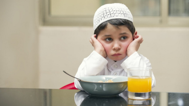 Anak menahan haus dan lapar saat puasa.