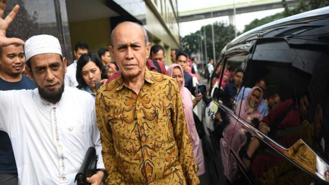 Mayor Jenderal TNI Purn Kivlan Zen (tengah).