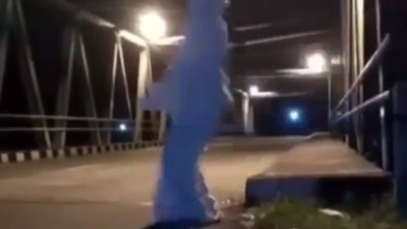 Pocong menakut-nakuti pengguna jalan