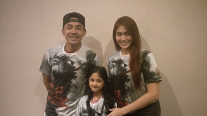 Volland Humonggio (kiri) dan pemain film Roh Fasik