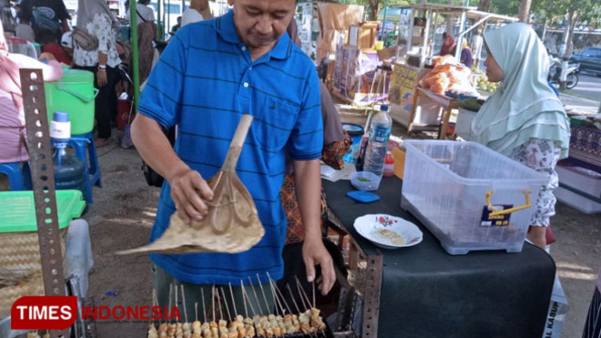 Penjual sate tahu di Magetan saat melayani pembeli. (Foto: Aditya Candra/TIMES Indonesia)