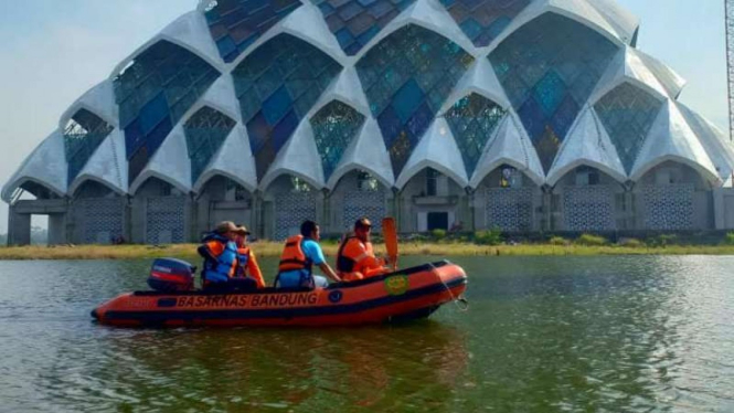 Badan SAR mencari satu orang tenggelam di kolam Masjid Al Jabbar
