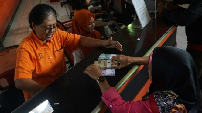Penukaran uang di Kantor Pos Solo.