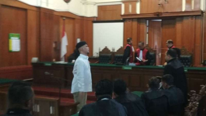 Ahmad Dhani di Pengadilan Negeri Surabaya, Jawa Timur.