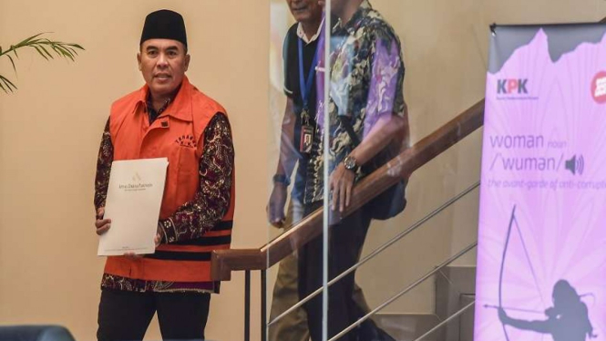 Bupati Jepara Ahmad Marzuqi mengenakan rompi tahanan seusai diperiksa di KPK
