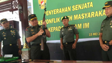 Pangdam Iskandar Muda Mayjen TNI Teguh Arief memeriksa kondisi senjata api