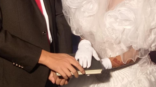 Sophia (kanan) menikahi laki-laki asal China setelah pastor mengenalkan keduanya. - BBC