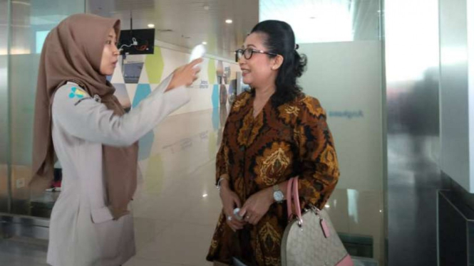 Penumpang pesawat di Bandara Semarang dicek suhu badannya oleh petugas
