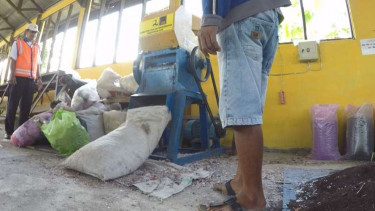 Proses penghancuran plastik sebelum jadi aspal