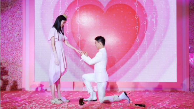 Supermodel Ming Xi dilamar kekasihnya