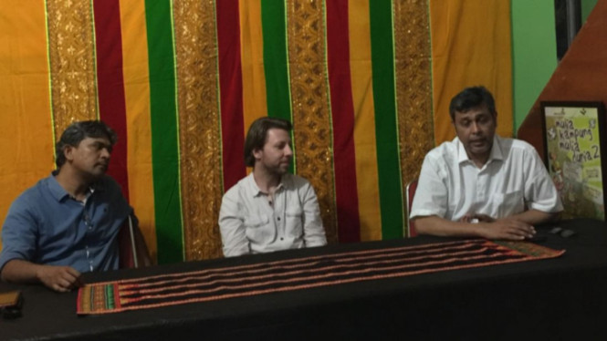 Wouter Bergenhuizen (tengah), pianis asal Belanda saat tiba di Banda Aceh