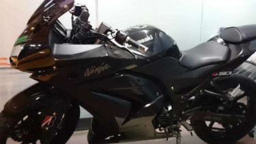 Sepeda motor Kawasaki Ninja milik terpidana korupsi Fuad Amin, mantan bupati Bangkalan, yang disita oleh KPK dan dilelang untuk publik.