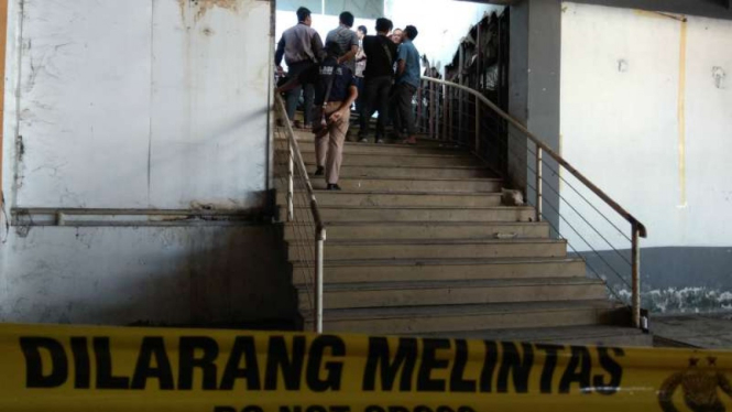 Polisi memeriksa lokasi penemuan mayat korban mutilasi dengan menghadirkan si tersangka pemutilasi di Pasar Besar Kota Malang, Jawa Timur, Jumat, 17 Mei 2019.