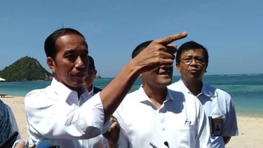 Jokowi saat meninjau pembangunan Sirkuit MotoGP di Lombok, Nusa Tenggara Barat.