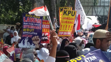 Ratusan massa pendukung Capres-Cawapres 02 gelar aksi di KPUD NTB