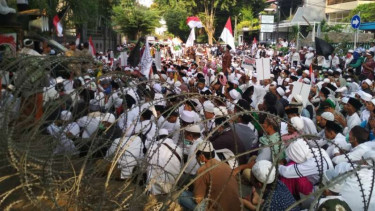 Massa FUI berdemonstrasi di kantor Bawaslu Jawa Timur, Surabaya, pada Jumat, 17 Mei 2019.