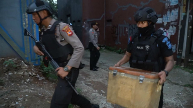 Densus 88 menggeledah rumah terduga teroris.
