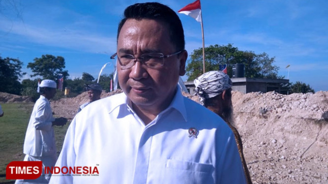 Menteri Desa, Pembangunan Daerah Tertinggal, dan Transmigrasi Eko Putro Sandjojo saat ditemui di Kampung Bola International, Desa Kutuh, Kecamatan Kuta Selatan, Kabupaten Badung, Bali, Jumat (17/5/2019). (FOTO: Khadafi/TIMES Indonesia).
