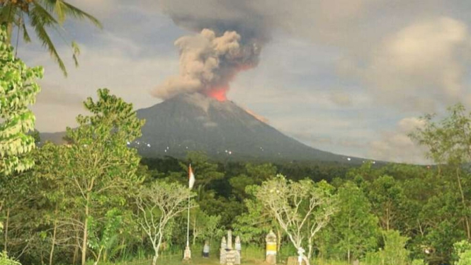 Gunung Agung erupsi