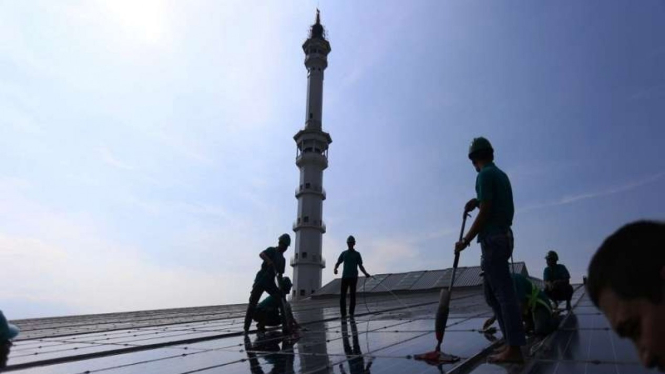 Instalasi solar cell atau PLTS di Pesantren Wali Barokah Kediri