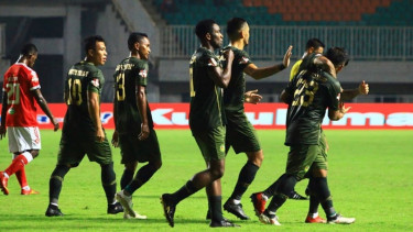 Iliustrasi pemain Tira Persikabo merayakan gol.