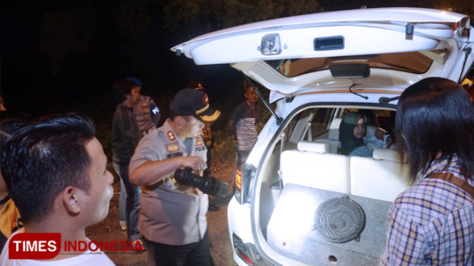 Kapolres Bangkalan, AKBP Boby Pa"ludin Tambunan memeriksa kendaraan pribadi yang melintas di akses Jembatan Suramadu. (FOTO: Doni Heriyanto/TIMES Indonesia)