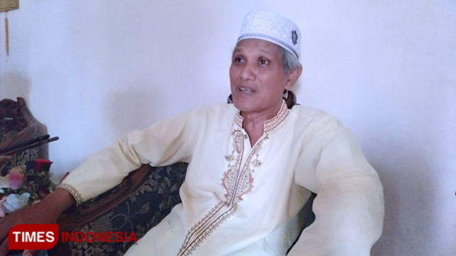 Suwondo, Paman Anas Suaidi saat di wawancarai wartawan TIMES Indonesia di rumahnya Kanginan Pamekasan.(FOTO: Akhmad Syafi"i/TIMES Indonesia)
