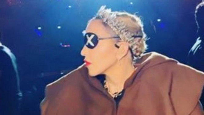 Madonna mengenakan tiara karya Rinaldy Yunardy