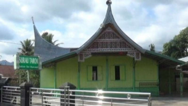 Surau Tarok yang diperkirakan berusia 1,5 abad di Kelurahan Kuranji, Kecamatan Kuranji, Kota Padang, Sumatera Barat.
