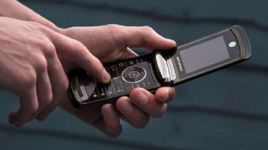 Ponsel flip milik Motorola.